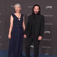 Keanu yang saat ini berusia 55 tahun hampir tak pernah melepaskan gandengan tangannya dengan Alexandra di karpet merah. Senyuman selalu menghiasi ekspresi wajah sejoli ini. (Foto: Gettyimages)