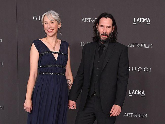 Keanu yang saat ini berusia 55 tahun hampir tak pernah melepaskan gandengan tangannya dengan Alexandra di karpet merah. Senyuman selalu menghiasi ekspresi wajah sejoli ini. (Foto: Gettyimages)