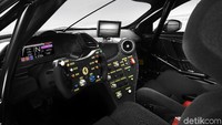Bagian interior, dengan penampilan balap yang khas, membawa konsep setir yang berbeda, yang dikembangkan berdasarkan pengalaman mengendarai FXX-K Evo dan 488 GTE, yang memenangkan balap di 24 Hours of Le Mans tahun ini.