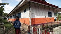 Pendidikan memang menjadi hak bagi semua anak-anak Indonesia, tak terkecuali bagi mereka yang tinggal di perbatasan Indonesia. Sulitnya akses dan fasilitas yang sederhana tak menjadi alasan bagi anak-anak tersebut untuk tidak menuntut ilmu.