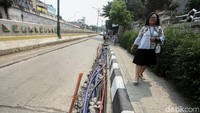 Selain itu, galian di sisi trotoar yang digunakan untuk meletakkan instalasi kabel tersebut tak ditutup kembali. Hal itu juga dapat membahayakan para pengguna jalan yang melintasi jalan tersebut.