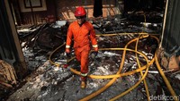 Sebelumnya, kebakaran di Gedung Hailai terjadi pada Selasa (4/11) malam pukul 22.50 WIB. Api cepat menyambar hampir ke seluruh bangunan gedung.