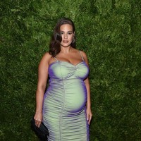 Adapun siluet gaun mengikuti lekuk tubuh Ashley. Saking ketatnya, gaun tersebut mempertegas perut hamil model plus-size itu yang kian membesar. (Foto: Getty Images)