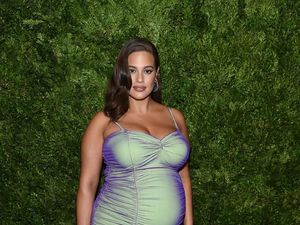 Cinta Tubuh Sendiri! Ashley Graham Unggah Video Cukur Bulu Ketiak