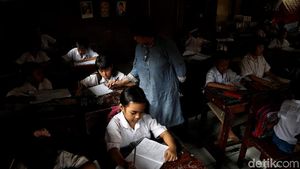 Melihat Sekolah Darurat Ibu Kembar di Utara Jakarta
