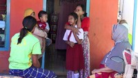 Orang tua murid yang datang ke sekolah setelah menerima kabar, menangis dan memeluk anaknya yang selamat. 