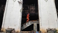 Petugas pemadam kebakaran masih melakukan penyisiran di lokasi kebakaran.