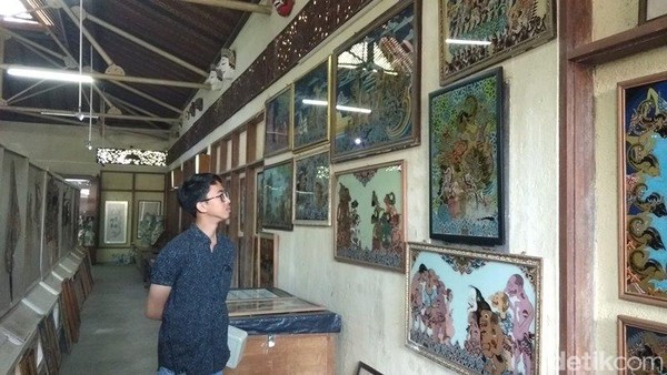 Kemudian, ada juga Wayang Golek Sunda, Wayang Magelangan, Wayang Pancasila, Wayang Kulit Budha, Wayang Serangga, Wayang Batik, Wayang Ukur, Wayang Klitik hingga Wayang Suket. Selain itu, ada juga koleksi wayang dari luar negeri seperti China, Turki dan Kamboja. (Eko Susanto/detikcom) Kemudian, ada juga Wayang Golek Sunda, Wayang Magelangan, Wayang Pancasila, Wayang Kulit Budha, Wayang Serangga, Wayang Batik, Wayang Ukur, Wayang Klitik hingga Wayang Suket. Selain itu, ada juga koleksi wayang dari luar negeri seperti China, Turki dan Kamboja. (Eko Susanto/detikcom)