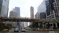Arus lalu lintas di Jalan Jend Sudirman terbilang ramai tiap harinya, sehingga JPO ini banyak dimanfaatkan oleh warga.