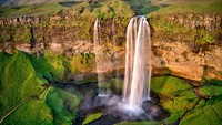 Untuk bisa ke air terjun cantik ini, kamu bisa berkendara dari Reykjavik selama dua jam. Air terjun ini diakses melalui pertanian Seljaland di sepanjang Ring Road utama Islandia. (iStock)