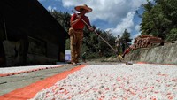 Garam gunung olahan dari Krayan ini diyakini memiliki kandungan yodium yang cukup tinggi. Kualitas garam yang baik itu membuat garam gunung ini banyak diburu oleh pembeli.