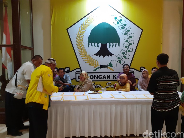 Meja Absen Pleno Dipindah, Belum Ada Tanda Tangan Kehadiran Bamsoet Meja Absen Pleno Dipindah, Belum Ada Tanda Tangan Kehadiran Bamsoet