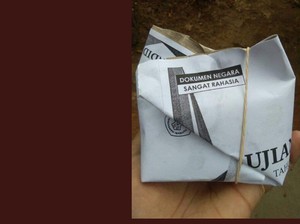 Makan Nasi Bungkus, Netizen Ini Dibuat Takut dengan Pembungkusnya