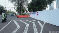 Begini suasana di Jalan Galunggung di kawasan Setiabudi, Jakarta yang ditutup.