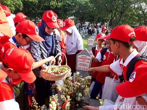 Jelang Hari Pahlawan, Kemensos Ajak Anak SD-SMP Ziarah Makam Habibie-Bu Ani