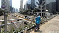 Keberadaan JPO ini sebenarnya cukup baik untuk keselamatan warga yang akan menyeberang jalan.