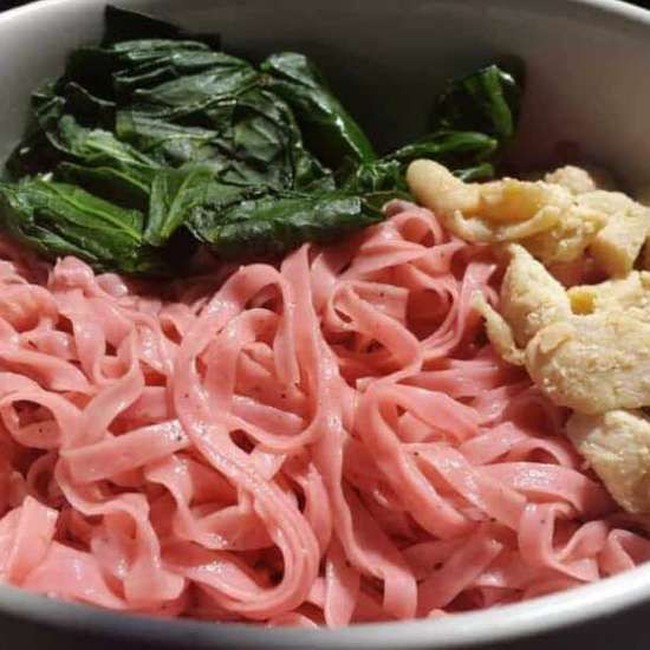 Cantik Warna-warni, Mie Ayam Ini Berwarna Merah hingga Ungu