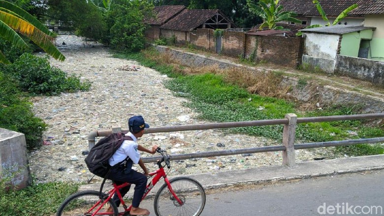 Ini Pemandangan Sungai Ledeng yang Tertutup Sampah dan Limbah Usus Ini Pemandangan Sungai Ledeng yang Tertutup Sampah dan Limbah Usus