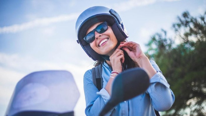 Ilustrasi wanita naik motor. Foto: iStock Ilustrasi wanita naik motor. Foto: iStock