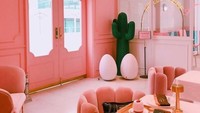 Foto: Instagram @pinkpoolcafe1. Kafe ini sangat populer karena merupakan bagian dari butik Style Nanda, memiliki konsep dengan tema area kolam renang kafe lucu ini sangat cantik dan instagenik dengan dominan warna baby pink.