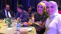  Pemilik nama lengkap Yulistra Ivo Azhari ini sedang menikmati jamuan makan malam resmi. Ia berfoto dengan istri Tito Karnavian yang dipujinya sebagai sosok baik dan pintar. Foto: Instagram yulistraivo