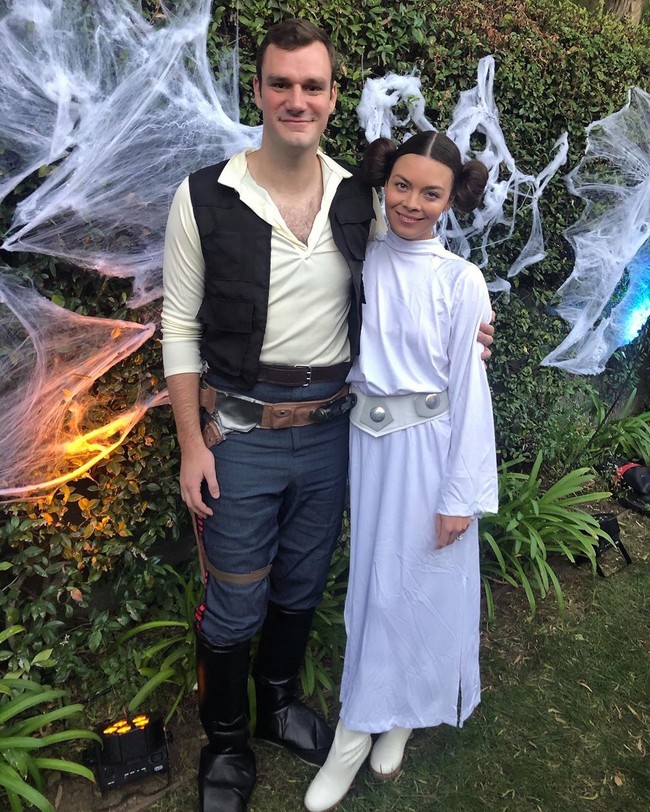 Di akun Instagram, keduanya sering menampilkan kemesraan. Pada pesta Halloween kemarin, mereka pun kompak berdandan dengan tema Starwars. Foto: Instagram @scarleybyrne