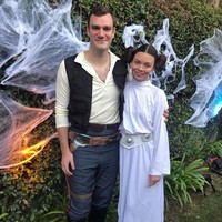 Di akun Instagram, keduanya sering menampilkan kemesraan. Pada pesta Halloween kemarin, mereka pun kompak berdandan dengan tema Starwars. Foto: Instagram @scarleybyrne