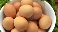 Telur : Jika masih berkulit telur tak bisa dibekukan. Coba pecahkan telur, masukkan dalam cetakan muffin atau mangkuk kecil lalu simpan di freezer. Untuk melumerkan, taruh dalam wadah dan masukkan wadah dalam mangkuk berisi air panas. Foto: Istimewa
