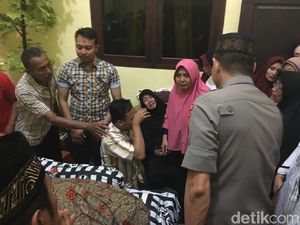 Jenazah Polisi yang Tewas Kecelakaan di Tol Paspro Disambut Histeris Istri