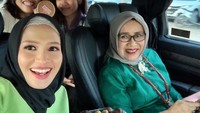 Kali ini Ivo menemani istri Jusuf Kalla, Mufidah. Keduanya berada di dalam mobil dengan suguhan buah segar seperti salak, pisang, dan kelengkeng. Foto: Instagram yulistraivo