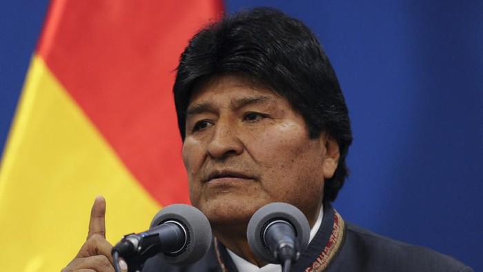 Bolivias President Evo Morales delivers a press conference in La Paz on October 31, 2019. - A technical mission from the Organization of American States (OAS) began on Thursday its audit of the disputed Bolivian presidential election that delivered Evo Morales a fourth term but sparked deadly riots. (Photo by JORGE BERNAL / AFP)