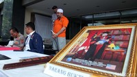 Dalam kartu identitasnya, Irwannur memiliki gelar Profesor dan Doktor Filsafat (Ph.D). Kasubdit Penmas Polda Metro Jaya AKBP I Gede Nyeneng mengatakan, gelar pendidikan itu dibuat sendiri oleh Irwannur saat membuat kartu tanda penduduk (KTP).