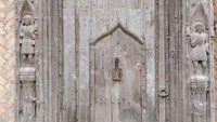Berdesain kayu-kayu yang unik, ini merupakan pintu yang paling sering difoto di dunia. Tempatnya cukup instagramable (Airbnb)