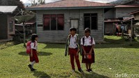 Warga beraktivitas di kawasan Desa Long Midang dan Desa Ba Sikorsky, Kecamatan Krayan, Kabupaten Nunukan, Kalimantan Utara. Listrik baru masuk ke kawasan Desa Ba sikor Long Midang Kecamatan Krayan Induk, pada Agustus 2019 silam. Sebelumnya, kawasan ini gelap gulita kala malam tiba karena minimnya penerangan.