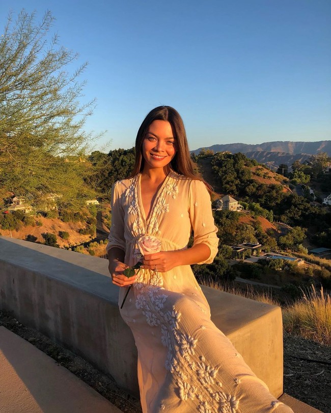 Wanita yang bermain sebagai Pansy Parkinson dalam film Harry Potter tersebut dikabarkan sudah empat tahun menjalin hubungan dengan Cooper. Cooper pun sudah meramalnya sejak tahun 2015. Ketika itu, Copper memberikannya cincin berlian warna kuning. Foto: Instagram @scarleybyrne