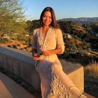 Wanita yang bermain sebagai Pansy Parkinson dalam film Harry Potter tersebut dikabarkan sudah empat tahun menjalin hubungan dengan Cooper. Cooper pun sudah meramalnya sejak tahun 2015. Ketika itu, Copper memberikannya cincin berlian warna kuning. Foto: Instagram @scarleybyrne