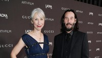 Momen Bahagia Keanu Reeves: di Kasur Bersama Alexandra Grant