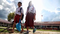 Sejumlah siswa-siswi SDN 006 Krayan nampak beraktivitas di sekolah mereka yang berada di kawasan Desa Long Midang, Kecamatan Krayan, Kabupaten Nunukan, Kalimantan Utara.