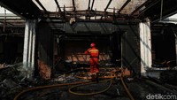 Si jago merah yang melalap Gedung Hailai berhasil dipadamkan pukul 03.00 WIB.