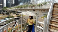 Pasalnya atap JPO hilang, entah rusak akibat tertiup angin atau memang sengaja dilepas oleh instansi terkait.