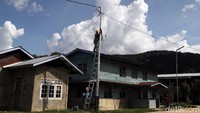 Dalam memenuhi kebutuhan listrik, warga secara swadaya berbelanja solar maupun membangun jaringan untuk menerangi kawasan tersebut.