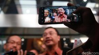 Bambang menjawab pertanyaan dari para wartawan.