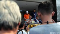 KTP itu asli namun titelnya (gelar pendidikan) itu semua palsu dengan blangko yang dibuat sendiri, jadi ada gelarnya di KTP, kata Gede dalam konferensi pers di Polda Metro Jaya, Jakarta Selatan, Selasa (5/11/2019).