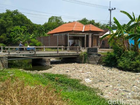 Sungai Ledeng yang tertutup sampah/