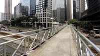 Begini penampakan JPO di kawasan Jalan Jenderal Sudirman, Jakarta Pusat, yang terlihat tanpa atap.
