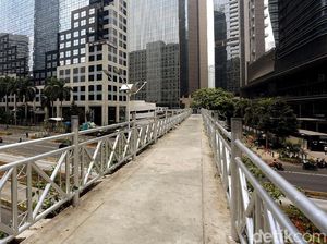 Memasuki Musim Hujan, JPO di Sudirman Justru Tanpa Atap