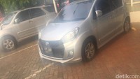 Sepertinya pengemudi fokus pada pembatas kuning di belakang, jadi tidak terlalu melihat area parkirnya. Foto: Foto Pembaca