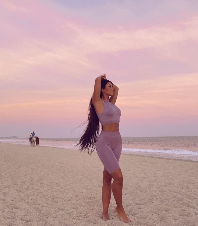 Selebgram seksi Martha Kalifatidis curhat soal ketidakpercayaan dirinya menunjukkan kakinya di Intagram. Wanita yang semakin dikenal setelah membintangi reality show Married At The First Sight itu kerap diejek memiliki kaki yang mirip Hobbit hingga berdaki.  Foto: dok. Instagram