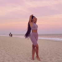 Selebgram seksi Martha Kalifatidis curhat soal ketidakpercayaan dirinya menunjukkan kakinya di Intagram. Wanita yang semakin dikenal setelah membintangi reality show Married At The First Sight itu kerap diejek memiliki kaki yang mirip Hobbit hingga berdaki.  Foto: dok. Instagram