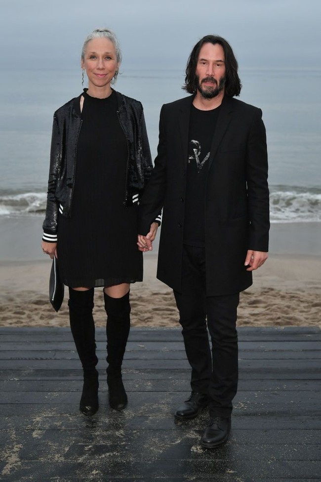 Ini bukan kali pertama Keanu Reeves menggandeng Alexandra di sebuah acara besar. Juni lalu, mereka berdua muncul di fashion Saint Laurent Spring-Summer 2020 yang digelar di pantai Malibu, California. Lalu pada pertengahan Oktober, Alexandra tertangkap kamera paparazzi sedang memeluk mesra Keanu. (Foto: Getty Images)